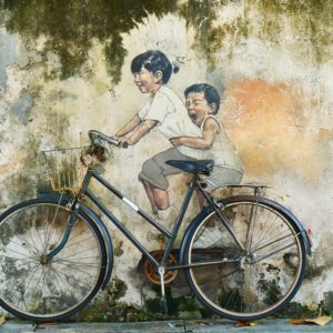 Wandbild - Graffiti von Kindern auf dem Rad